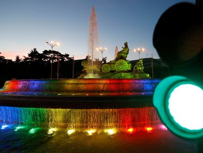 La fuente de Cibeles, con los colores de la bandera LGTBI esta semana.