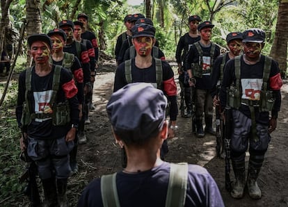 El conflicto entre las fuerzas gubernamentales y el NEP se ha cobrado la vida de aproximadamente unas 45.000 personas desde su fundación en 1969. En la imagen, Guerrilleros del NEP forman filas durante un acto del partido en las montañas de Sierra Madre, en Quezón (Filipinas), durante las celebración del 50 aniversario.