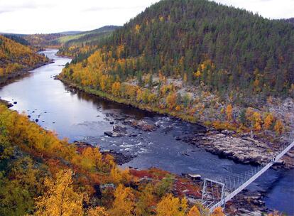 Este puente se sitúa en la zona del Parque Nacional Lemmenjoki, al norte de Finlandia