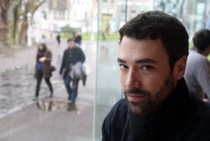 El director de escena y actor Pablo Viar posa en la cafetería del Museo Bellas Artes de Bilbao.