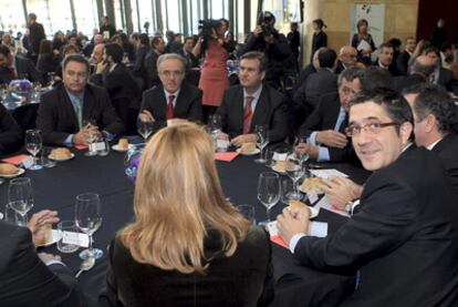 Patxi López (mirando a la cámara), durante el acto de ayer en el atrio del Museo Guggenheim.