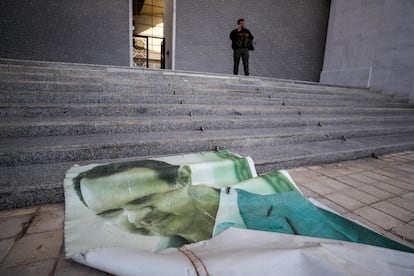 Un retrato del presidente sirio Bachar el Asad yace en el suelo, este domingo, tras haber sido arrancado de una pared del palacio presidencial del Damasco.