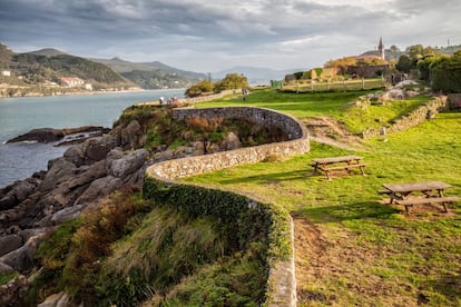 La senda costera que lleva a la ermita de Santa Catalina, situada sobre un promontorio.