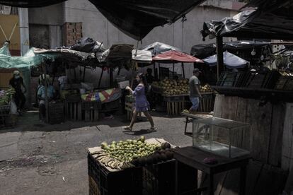 En Riohacha, una ciudad en la costa caribeña de Colombia cerca de la frontera con Venezuela, la crisis del costo de vida ya está golpeando duramente a la gente. En el Mercado Viejo, los compradores se quejan del alto costo de los alimentos básicos como el aceite de cocina, los tomates, los plátanos y el arroz. 