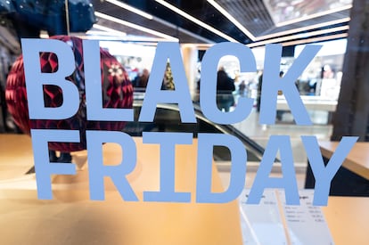 Una tienda que muestra un cartel de ventas del Black Friday, enl 25 de noviembre 2024.