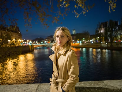 La escritora Andrea Marcolongo, en Île Saint-Louis, la pequeña isla de París donde vive, el pasado jueves.