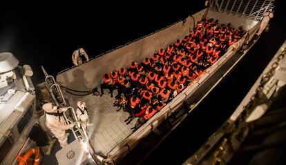 El barco 'Aquarius' durante el rescate de la noche del sábado, en el Mediterráneo.