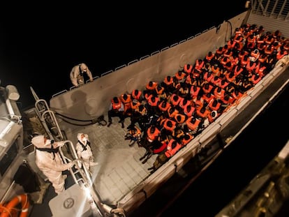 El barco 'Aquarius' durante el rescate de la noche del sábado, en el Mediterráneo.