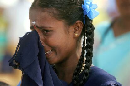 Una chica  llora la pérdida de sus seres queridos en Nagapattinam, India. Miles de pescadores, los más afectados por la tragedia del <i>tsunami</i>, han realizado hoy ofrendas florales a lo largo y ancho de la costa del país, donde hace un año la furia del mar se llevó por delante la vida de más de 12.000 personas.