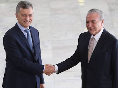 Los presidentes de Argentina y Brasil se dan la mano en un encuentro reciente.