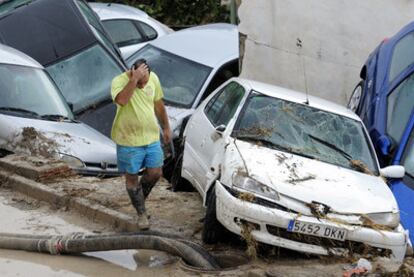 Tres personas fallecieron en Córdoba en la noche del lunes como consecuencia de la tromba caída en la provincia (216 litros por metro cuadrado). En Bujalance, Juan Luis Palacios, de 36 años, murió aplastado por un muro.