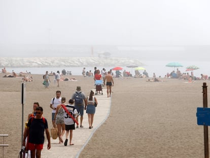 Cientos de bañistas disfrutan de la playa de Huelín de Málaga, durante el festivo del Primero de Mayo, donde el Taró, un tipo de niebla o bruma muy densa y persistente., fue el principal protagonista.