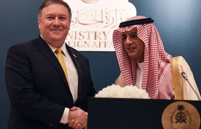 El secretario de Estado de EE UU, Mike Pompeo, choca la mano a su homólogo saudí, Adel al Yubeir, en Riad.