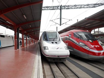 Trenes de alta velocidad de Ouigo, Renfe e Iryo en la estación madrileña de Chamartín.