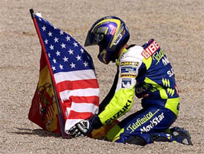 Sete Gibernau clava las banderas estadounidense y española en el suelo, tras su victoria en el circuito de Cheste.