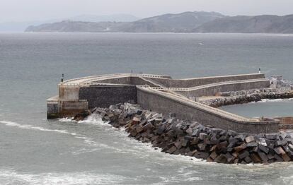 Dique del puerto de Mutriku donde se ha instalado la planta de energía marina por las olas.