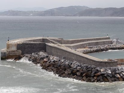 Dique del puerto de Mutriku donde se ha instalado la planta de energía marina por las olas.