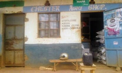 Puesto de lavado de manos en  la tienda Agrovet de Charles Kariuki.