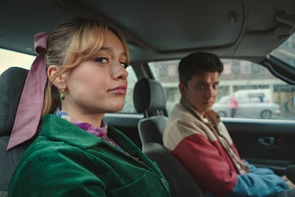 Aimee Lou Wood and Asa Butterfield in 'Sex Education.'