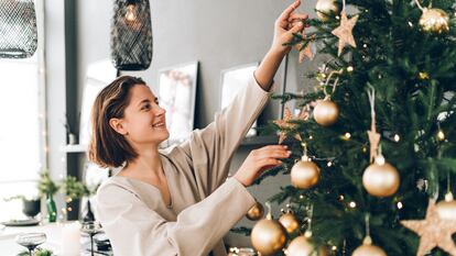 Decora tu hogar con un árbol de Navidad. GETTY IMAGES.