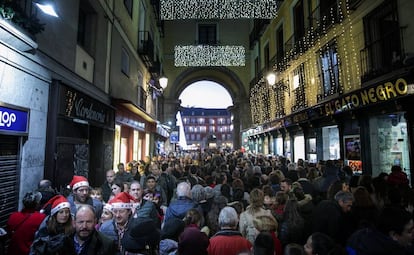 Multitud de gente en una de las entradas a la plaza Mayor.