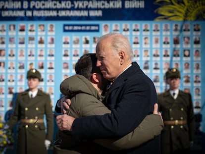 El presidente de EE UU, Joe Biden, abraza al presidente de Ucrania, Volodymyr Zelensky , en Kiev el pasado 20 de febrero.