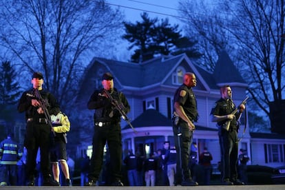 Los oficiales vigilan la zona en la que se escondía el segundo sospechoso, Dzhokhar Tsarnaev, en la localidad de Watertown.