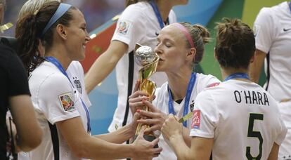 Lauren Holiday, a la izquierda, junto a Becky Sauerbrunn, que besa el trofeo de campeonas del mundo en 2015.