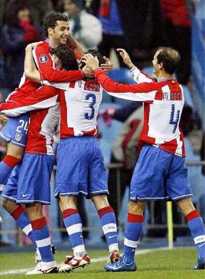 Los jugadores del Atlético celebran su segundo gol ante el Hapoel