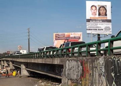 Un cartel de mujeres desaparecidas en Ecatepec.