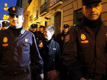 La socialista Talegon abandona escoltada la manifestación contra los desahucios.