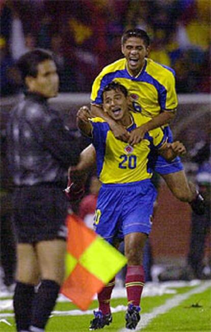 <font size="2"><b>Colombia vence a Honduras y jugará la final de la Copa América</font></b><p>En la imagen, Vargas y Bedoya celebran el primer gol colombiano.