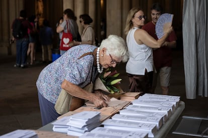 Ambiente del colegio electoral de la sede de la Universidad de Barcelona, este domingo.