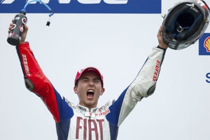 Jorge Lorenzo desata su alegría tras proclamarse campeón del mundo de MotoGP en el GP de Malaisia, donde ha quedado tercerp, por detrás de Rossi y Dovizioso.