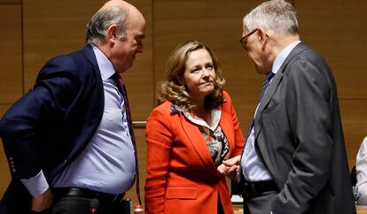 De izquierda a derecha: el vicepresidente del Banco Central Europeo, Luis de Guindos; la ministra de Economía en funciones, Nadia Calviño; y el director gerente del Mecanismo Europeo de Estabilidad, Klaus Regling, en Luxemburgo la pasada semana.