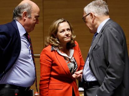 De izquierda a derecha: el vicepresidente del Banco Central Europeo, Luis de Guindos; la ministra de Economía en funciones, Nadia Calviño; y el director gerente del Mecanismo Europeo de Estabilidad, Klaus Regling, en Luxemburgo la pasada semana.