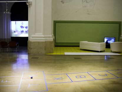 Instalación del artista belga residente en México Francis <b>Alÿ</b>s, con la que finaliza la sucesión de trabajos de la Bienal PAC. Murcia, titulada en esta edición <i>Dominó Caníbal.</i>