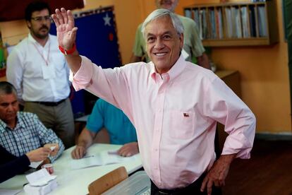 El expresidente de Chile y candidato presidencial de la coalición Chile Vamos, Sebastián Piñera, después de votar. Piñera ha ganado las elecciones en Chile.