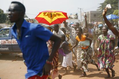 Un grupo de personas reciben al papa Francisco a su llegada a Bangui.