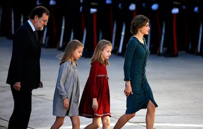 La Reina Letizia y sus hijas, la princesa de Asturias, Leonor (c), y la Infanta Sofía, llegan junto al presidente del Gobierno, Mariano Rajoy, al Palacio de las Cortes.