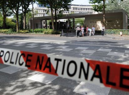 La entrada del hospital Val de Grâce, especializado en la atención de personalidades, acordonada por la Policía. El presidente francés ha sido trasladado a este centro sanitario para hacerse una pruebas tras sentir un malestar mientras practicaba deporte.