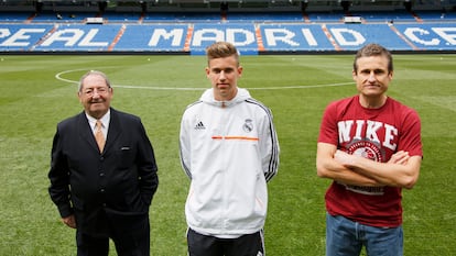 Paco Gento (izquierda), junto a su sobrino Paco Llorente (derecha) y Marcos, el hijo de este, que debutó el miércoles en la selección.