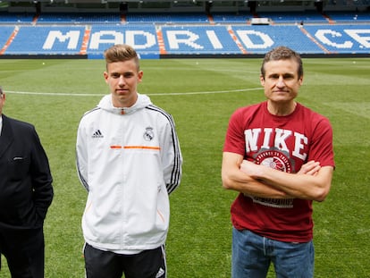 Paco Gento (izquierda), junto a su sobrino Paco Llorente (derecha) y Marcos, el hijo de este, que debutó el miércoles en la selección.