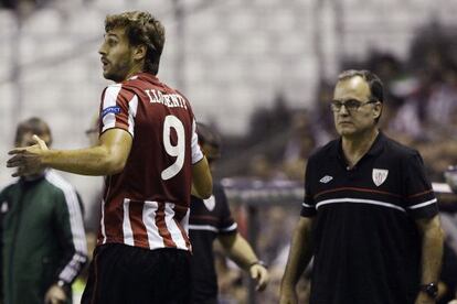 Fernando Llorente y Bielsa, durante el partido