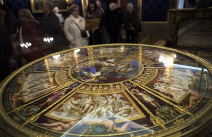 Mesa de piedras nobles ubicada en la Antecámara de Carlos IV.