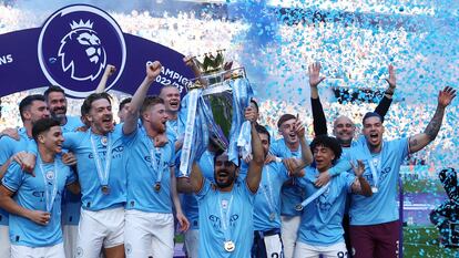 Los jugadores del Manchester City celebran con Guardiola el título de Premier 2022-23.