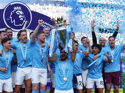 Los jugadores del Manchester City celebran con Guardiola el título de Premier 2022-23.