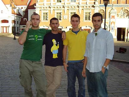 Los cuatro retenidos en Riga, en una foto del viaje. De izquierda a derecha, Paulo, João, Edén y Miguel Ángel.