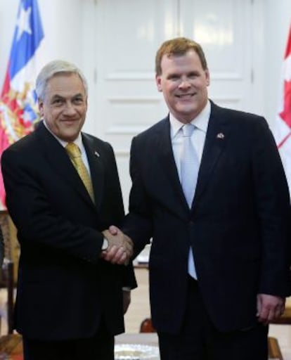 El presidente chileno, Sebastian Piñera, recibe en audiencia al ministro de Relaciones Exteriores de Canadá, John Baird.