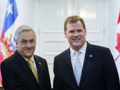 El presidente chileno, Sebastian Piñera, recibe en audiencia al ministro de Relaciones Exteriores de Canadá, John Baird.